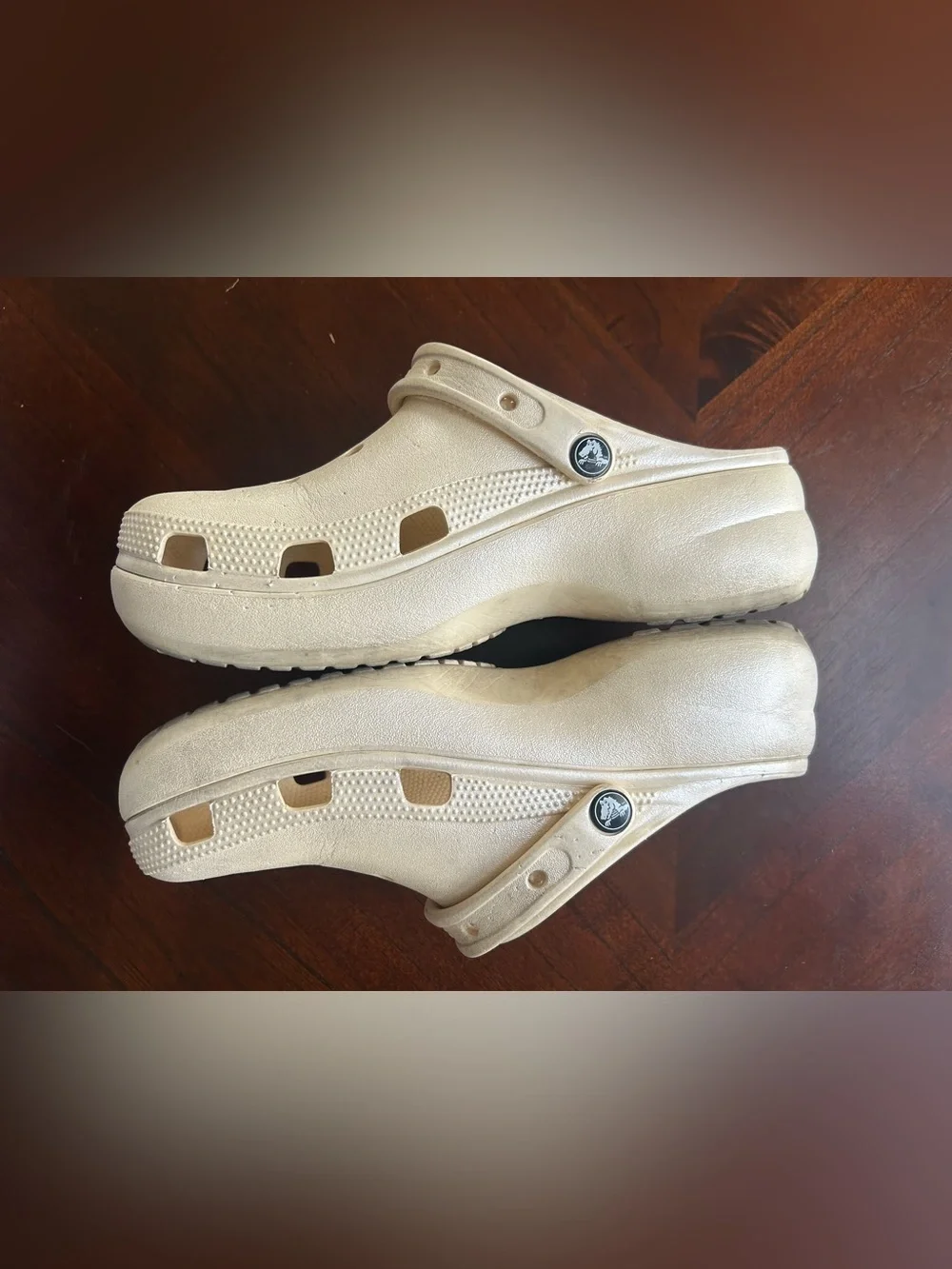 CROCS Platform Clog in Metallic Cream size 11